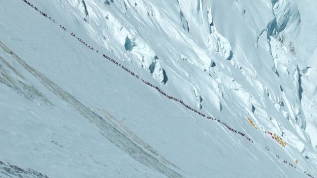 long-lines-up-everest_fe