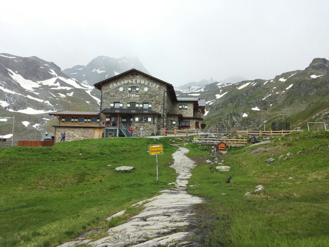 Die Dresdner Hütte ist eigentlich ein Hotel mit 140 Betten und liegt direkt neben der Seilbahnstation im Skigebiet Stubaier Gletscher.